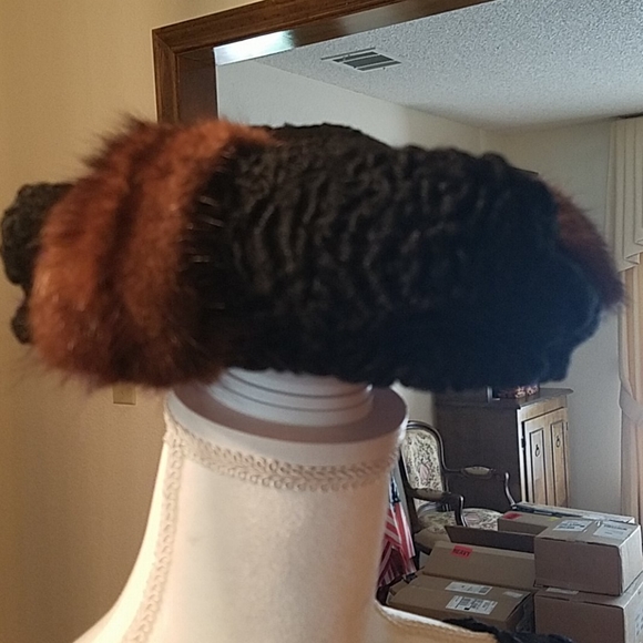 Vtg. Black pill-box style hat with mink accent - Picture 2 of 2